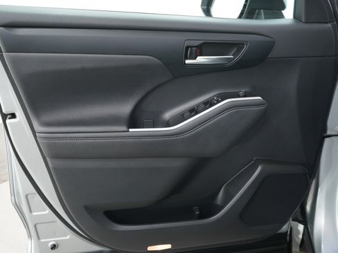 Used 2023 Toyota Highlander XLE image 22