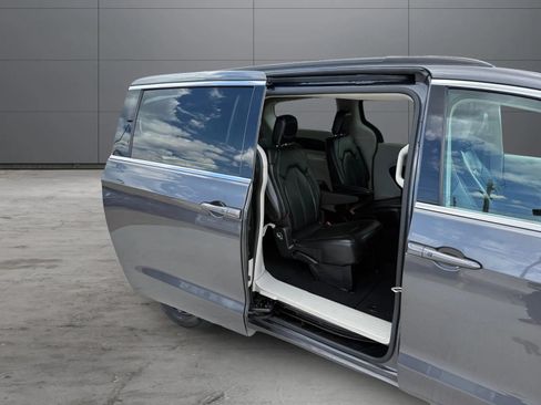 Used 2022 Chrysler Pacifica Touring-L FWD image 22