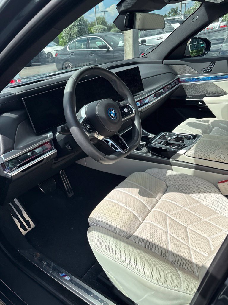 Certified 2023 BMW i7 xDrive60 AWD/4WD image 2