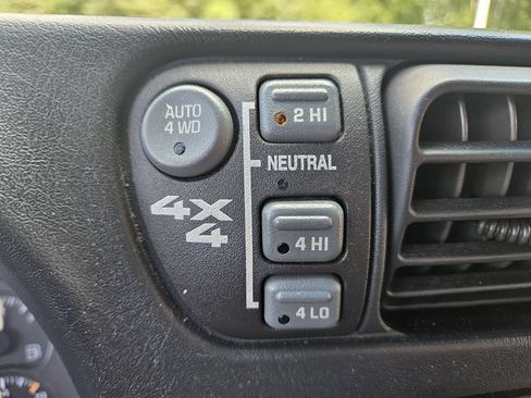 Used 2002 Chevrolet Blazer LS w/ Preferred Equipment Group AWD/4WD image 24
