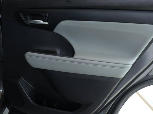 Used 2023 Toyota Highlander XLE FWD image 19