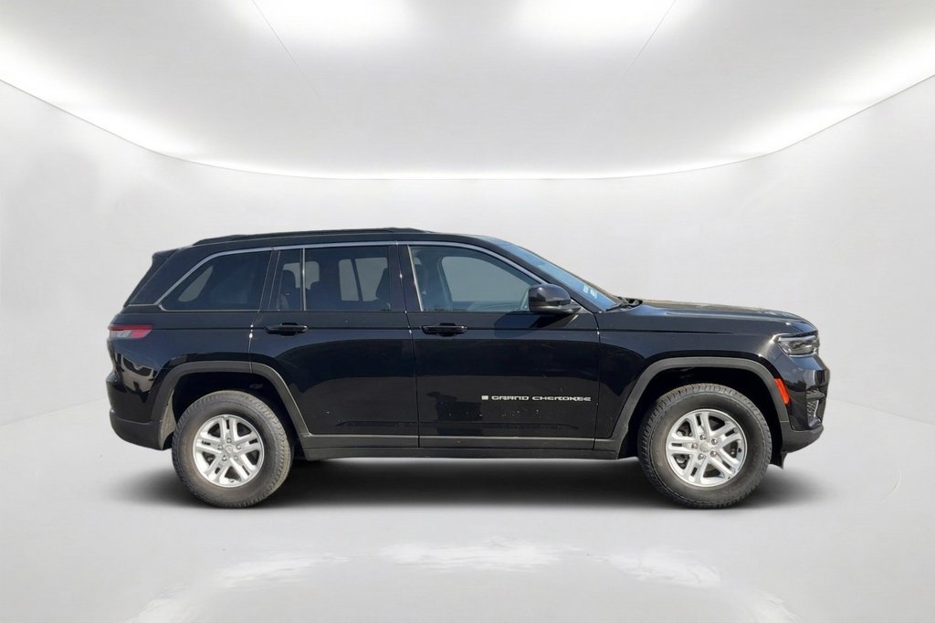 Used 2025 Jeep Grand Cherokee Laredo RWD image 4