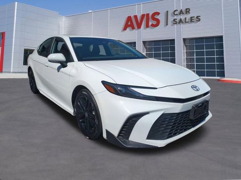 Used 2025 Toyota Camry SE FWD image 3