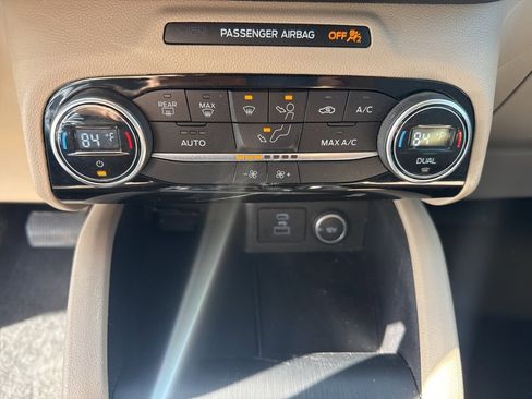 Used 2021 Ford Escape SE image 17