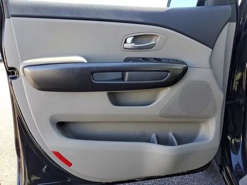Used 2016 Kia Sedona LX w/ Option Group 020 FWD image 18