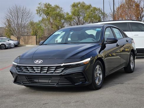 New 2025 Hyundai Elantra SE image 3