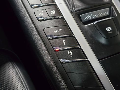 Used 2017 Porsche Macan Turbo image 16