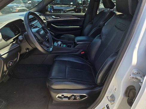 Used 2022 Jeep Grand Cherokee Overland w/ Luxury Tech Group IV AWD/4WD image 16