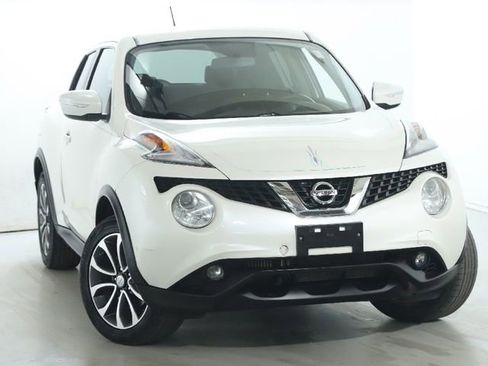 Used 2017 Nissan Juke SV image 2