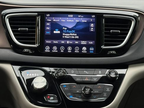 Used 2018 Chrysler Pacifica Touring-L Plus FWD image 9