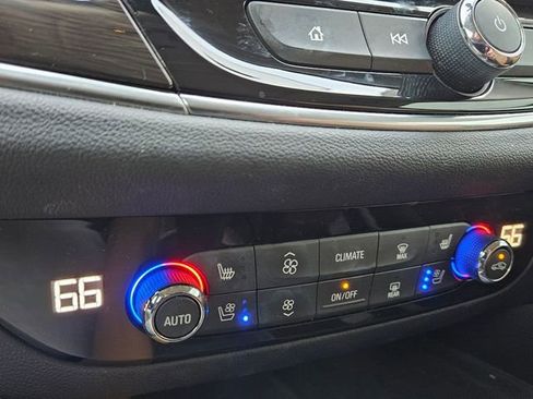 Used 2019 Buick Enclave Premium w/ LPO, Luxury Package image 18