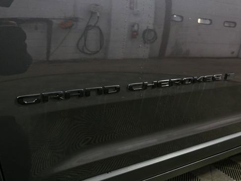 Used 2023 Jeep Grand Cherokee Limited w/ Black Appearance Package AWD/4WD image 7
