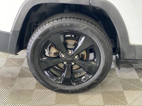 Used 2017 Jeep Cherokee Sport FWD image 35