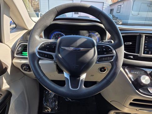 Used 2018 Chrysler Pacifica Touring Plus w/ Tire & Wheel Group image 17