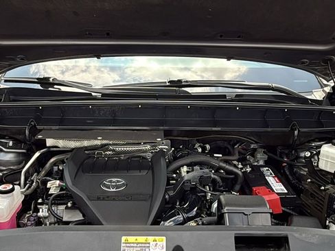 Used 2023 Toyota Highlander XLE FWD image 32