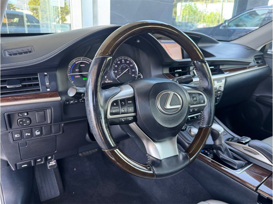 Used 2016 Lexus ES 300h w/ Luxury Package w/Wood Trim FWD image 24