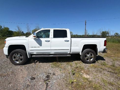 Used 2019 GMC Sierra 2500 Denali w/ Duramax Plus Package AWD/4WD image 4