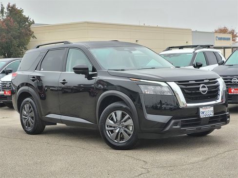 Used 2024 Nissan Pathfinder SV image 2