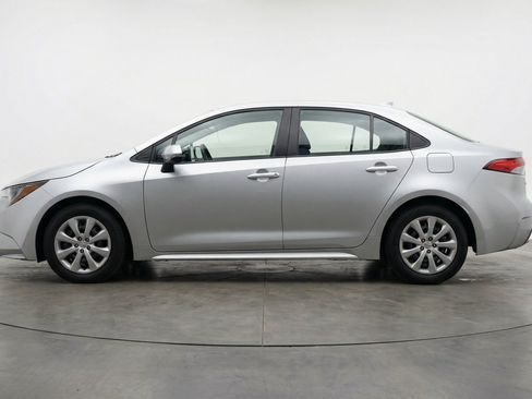 Used 2025 Toyota Corolla LE FWD image 5