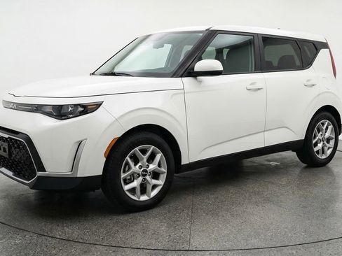 Used 2025 Kia Soul LX w/ LX Technology Package image 3