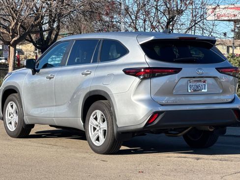 Used 2025 Toyota Highlander LE image 6