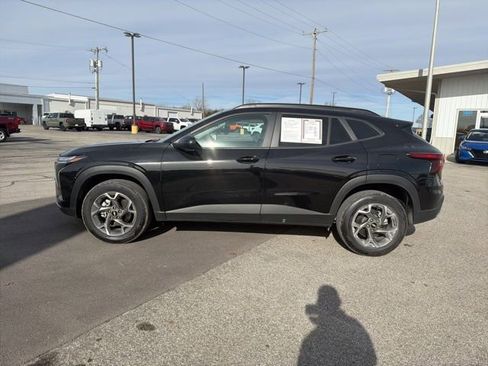 Used 2025 Chevrolet Trax LT w/ LT Convenience Package image 9