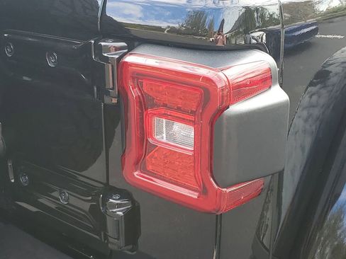 Used 2021 Jeep Wrangler Unlimited Rubicon image 27