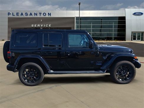 Used 2021 Jeep Wrangler Unlimited Sahara image 6