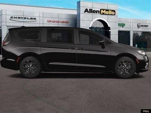 New 2023 Chrysler Pacifica Touring-L w/ S Appearance Package image 9