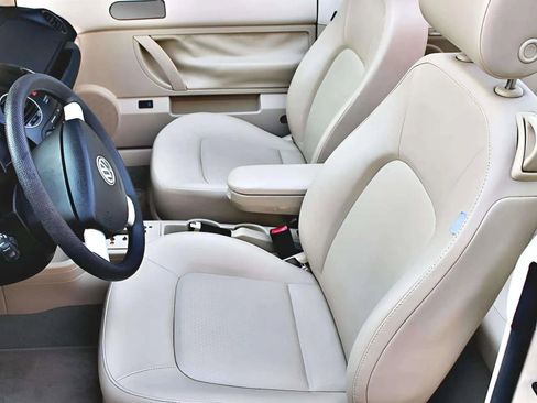 Used 2007 Volkswagen Beetle 2.5 Convertible 2D image 19