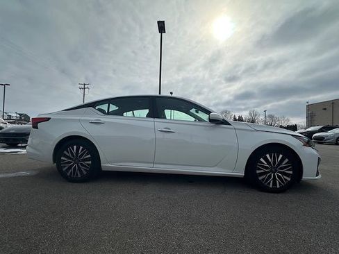 Used 2023 Nissan Altima 2.5 SV image 13