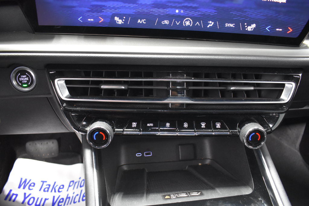 Used 2025 Chevrolet Traverse LT FWD image 21