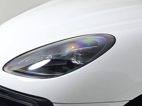 Certified 2024 Porsche Macan AWD/4WD image 24