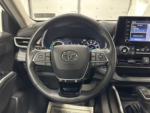 Used 2020 Toyota Highlander XLE AWD/4WD image 18