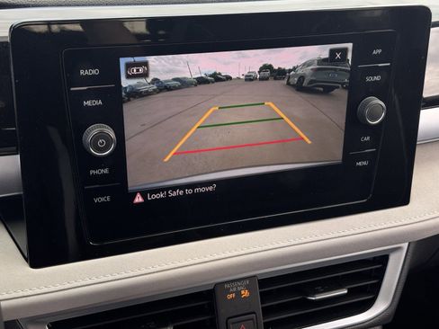 New 2025 Volkswagen Taos SE image 18