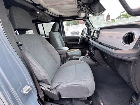 Used 2025 Jeep Wrangler Unlimited Sahara AWD/4WD image 18
