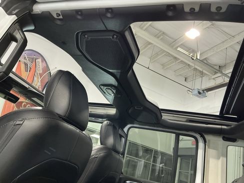 Used 2022 Jeep Wrangler Unlimited Sahara w/ Cold Weather Group image 13