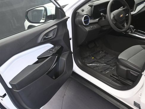 Used 2025 Chevrolet Trax LT FWD image 9