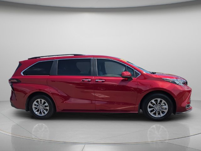 Used 2025 Toyota Sienna XLE w/ XLE Plus Package FWD image 9