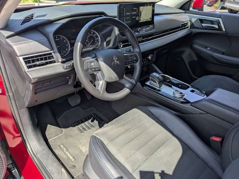 Used 2025 Mitsubishi Outlander SE FWD image 18