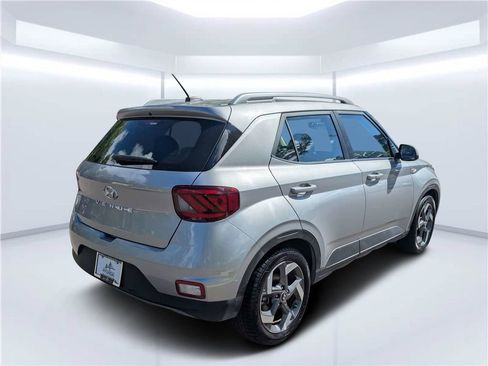 Used 2025 Hyundai Venue SEL FWD image 3