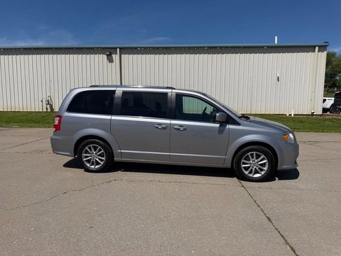Used 2020 Dodge Grand Caravan SXT FWD image 2