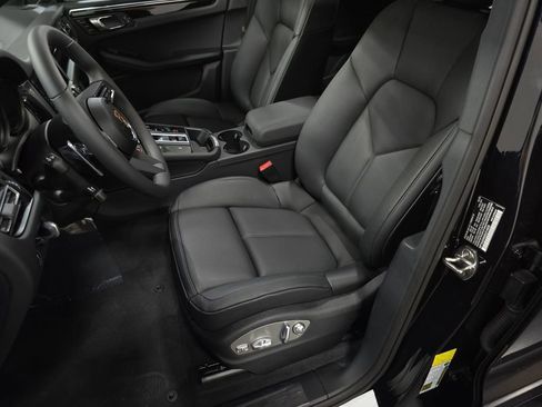 Certified 2025 Porsche Macan image 5