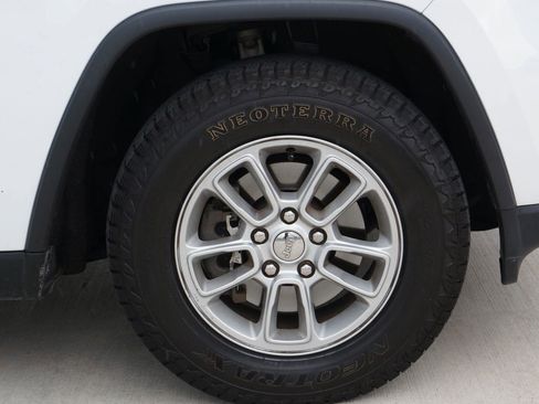 Used 2018 Jeep Grand Cherokee Laredo image 21