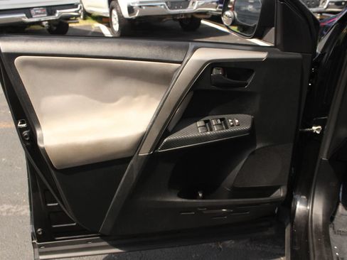 Used 2015 Toyota RAV4 LE AWD/4WD image 11