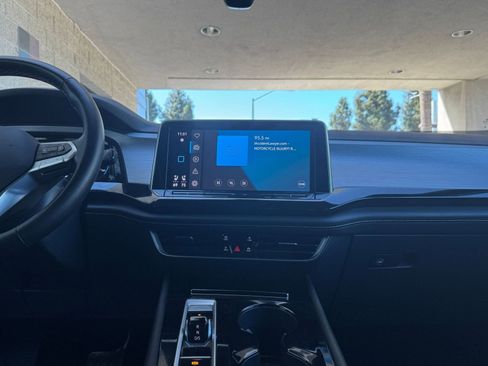 Used 2025 Volkswagen Atlas Cross Sport SE image 21