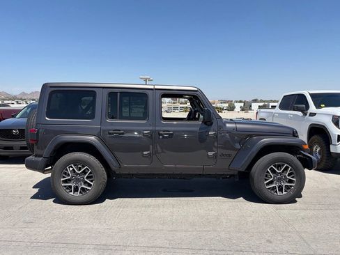 Used 2025 Jeep Wrangler Unlimited Sahara AWD/4WD image 3