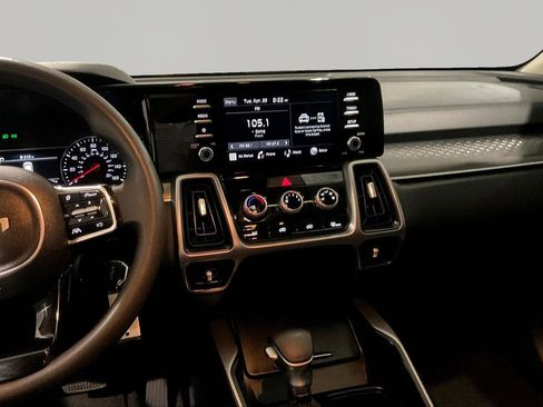 Used 2023 Kia Sorento LX FWD image 9