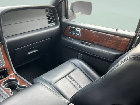 Used 2017 Lincoln Navigator L Select RWD image 12