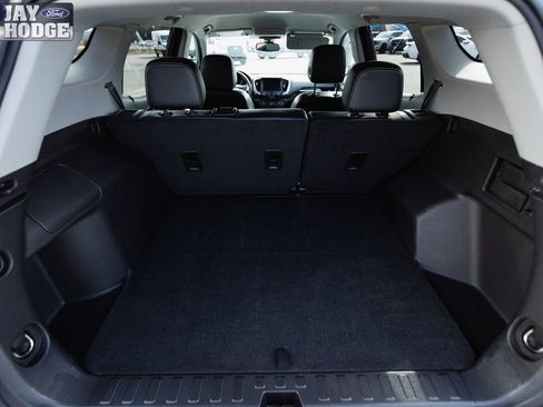 Used 2024 GMC Terrain SLT image 3